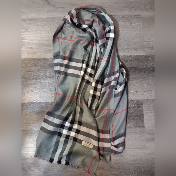 Burberry Gray 100% Cashmere Scarf - Picture 2 of 9
